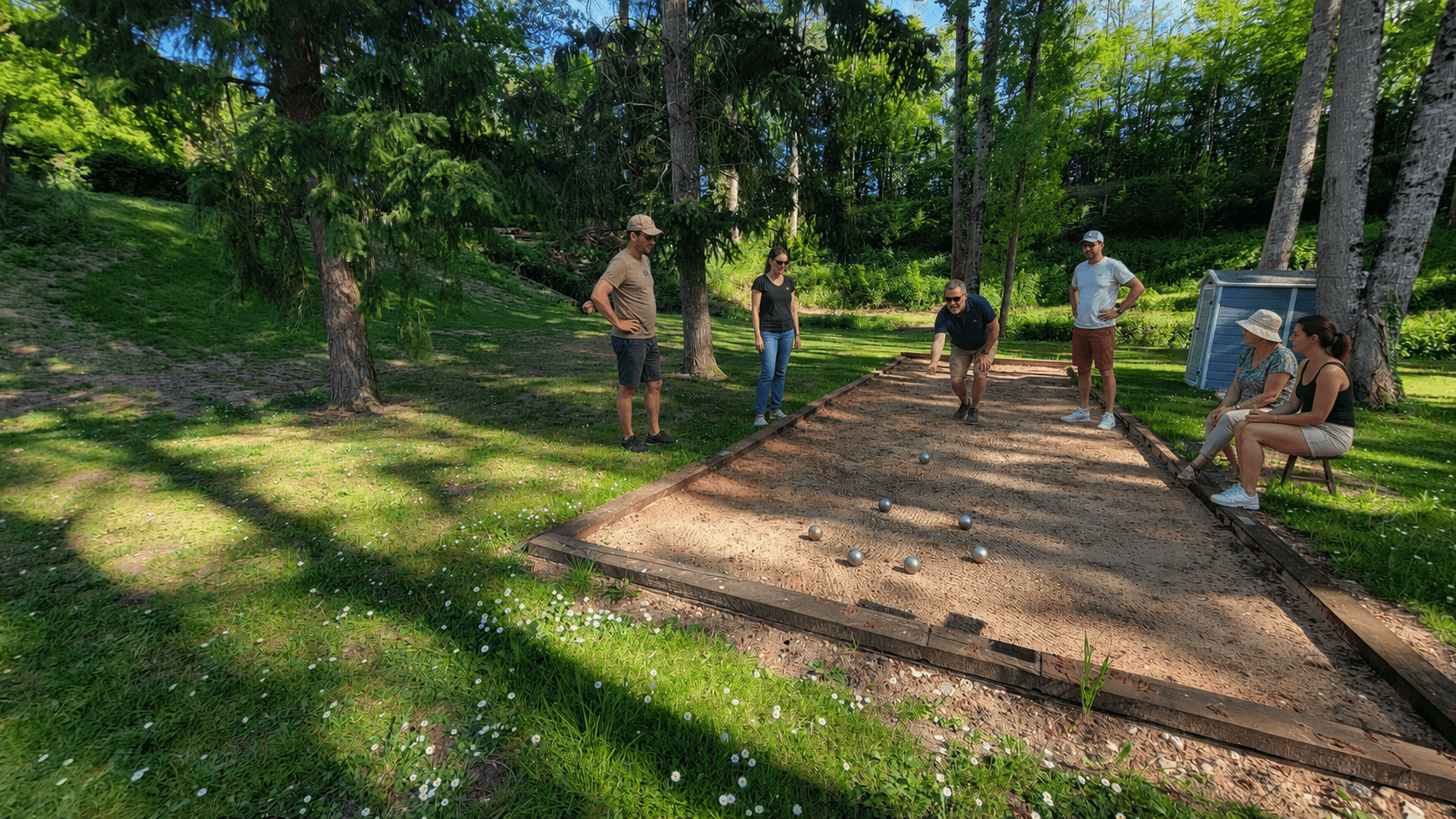 Terrain de pétanque ombragé du domaine